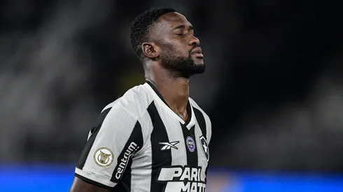 Bastos jogador do Botafogo durante partida contra o Fortaleza no estadio Engenhao pelo campeonato Brasileiro A 2024. Foto: Thiago Ribeiro/AGIF