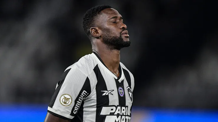 Bastos jogador do Botafogo durante partida contra o Fortaleza no estadio Engenhao pelo campeonato Brasileiro A 2024. Foto: Thiago Ribeiro/AGIF