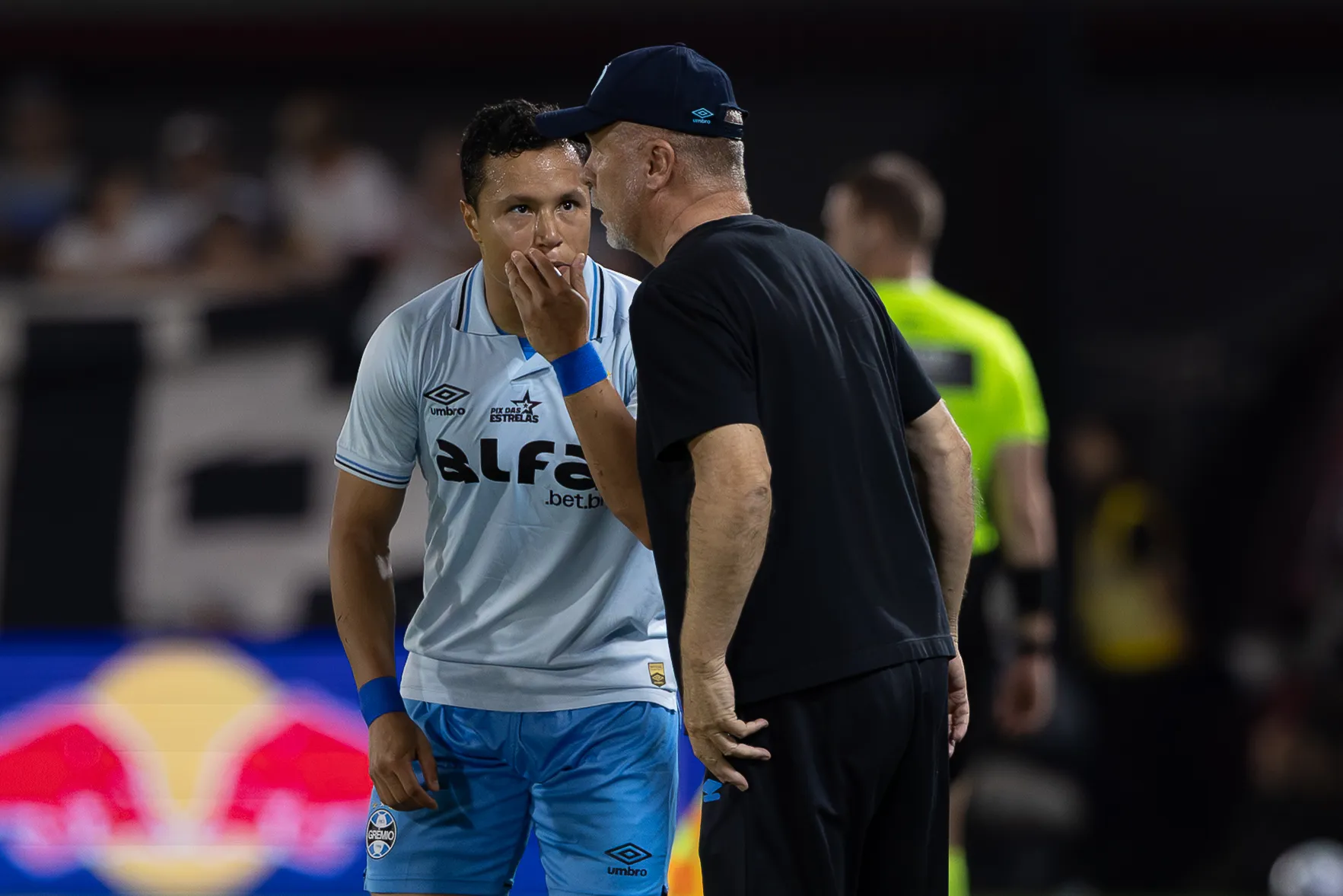 Mano Menezes técnico do Grêmio durante partida contra o Bragantino no estadio Cicero De Souza Marques pelo campeonato Brasileiro A 2025. Foto: Joisel Amaral/AGIF
