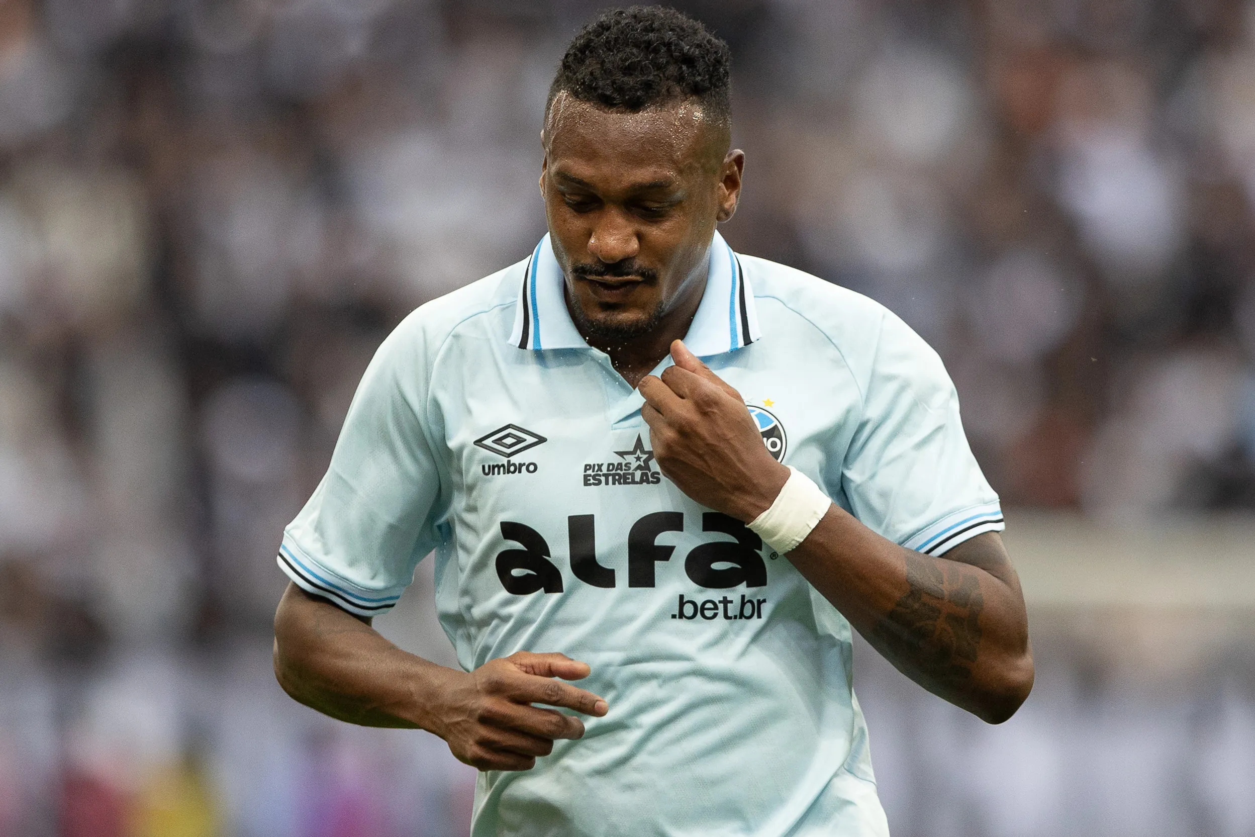 SP – SAO PAULO – 02/11/2025 – BRASILEIRO A 2025, CORINTHIANS X GREMIO – Edenilson jogador do Corinthians lamenta durante partida contra o Gremio no estadio Arena Corinthians pelo campeonato Brasileiro A 2025. Foto: Joisel Amaral/AGIF