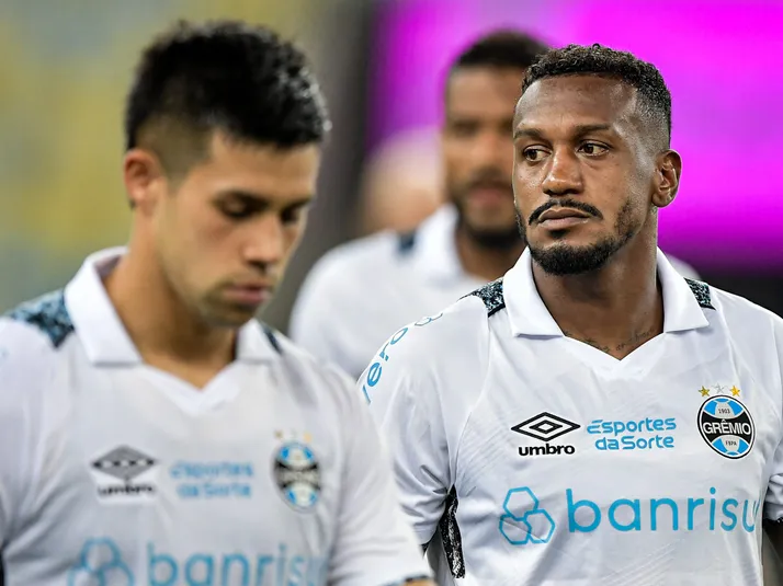 Edenílson é cobrado pela torcida após derrota do Grêmio
