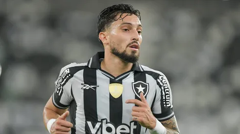 Alex Telles deve ser titular em Botafogo x Cruzeiro