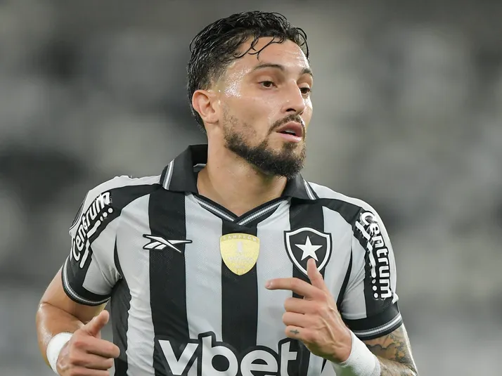 Botafogo terá Alex Telles e Barboza como titulares contra o Cruzeiro