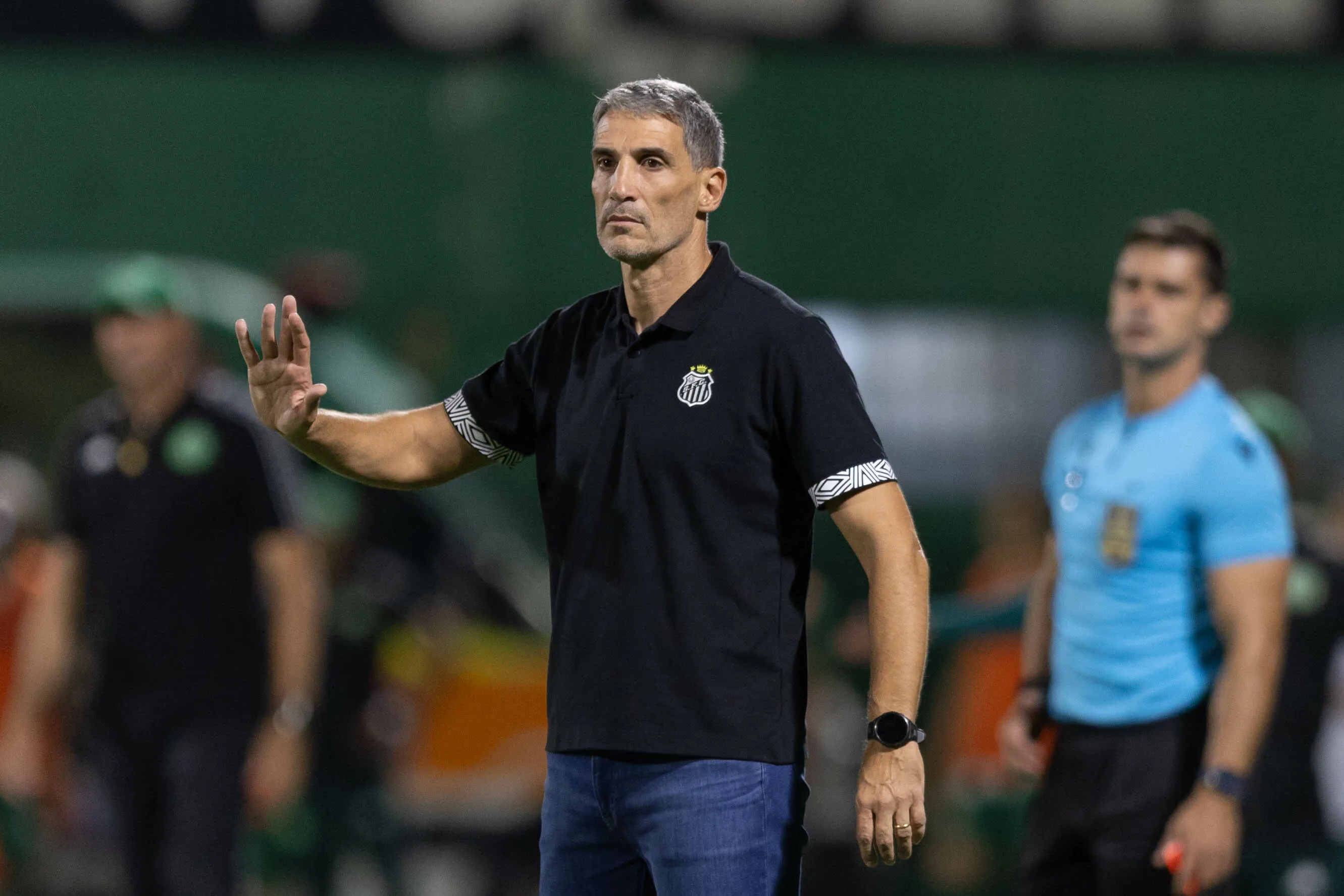 SC – CHAPECO – 28/01/2026 – BRASILEIRO A 2026, CHAPECOENSE X SANTOS – Juan Pablo Vojvoda tecnico do Santos durante partida contra o Chapecoense no estadio Arena Conda pelo campeonato Brasileiro A 2026. Foto: Liamara Polli/AGIF
