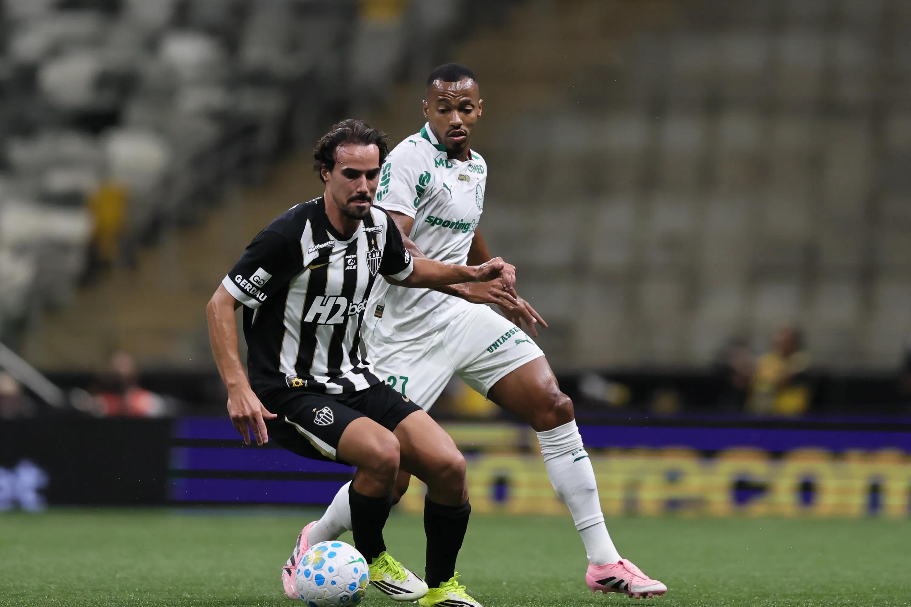 Igor Gomes jogador do Atletico disputa lance com Marlon Freitas jogador do Palmeiras durante partida no estadio Arena MRV pelo campeonato Brasileiro A 2026. Foto: Gilson Lobo/AGIF