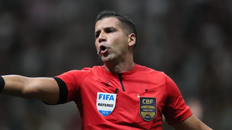 O arbitro Bruno Arleu de Araujo durante partida entre Atletico e Palmeiras no estadio Arena MRV pelo campeonato Brasileiro A 2026. Foto: Gilson Lobo/AGIF