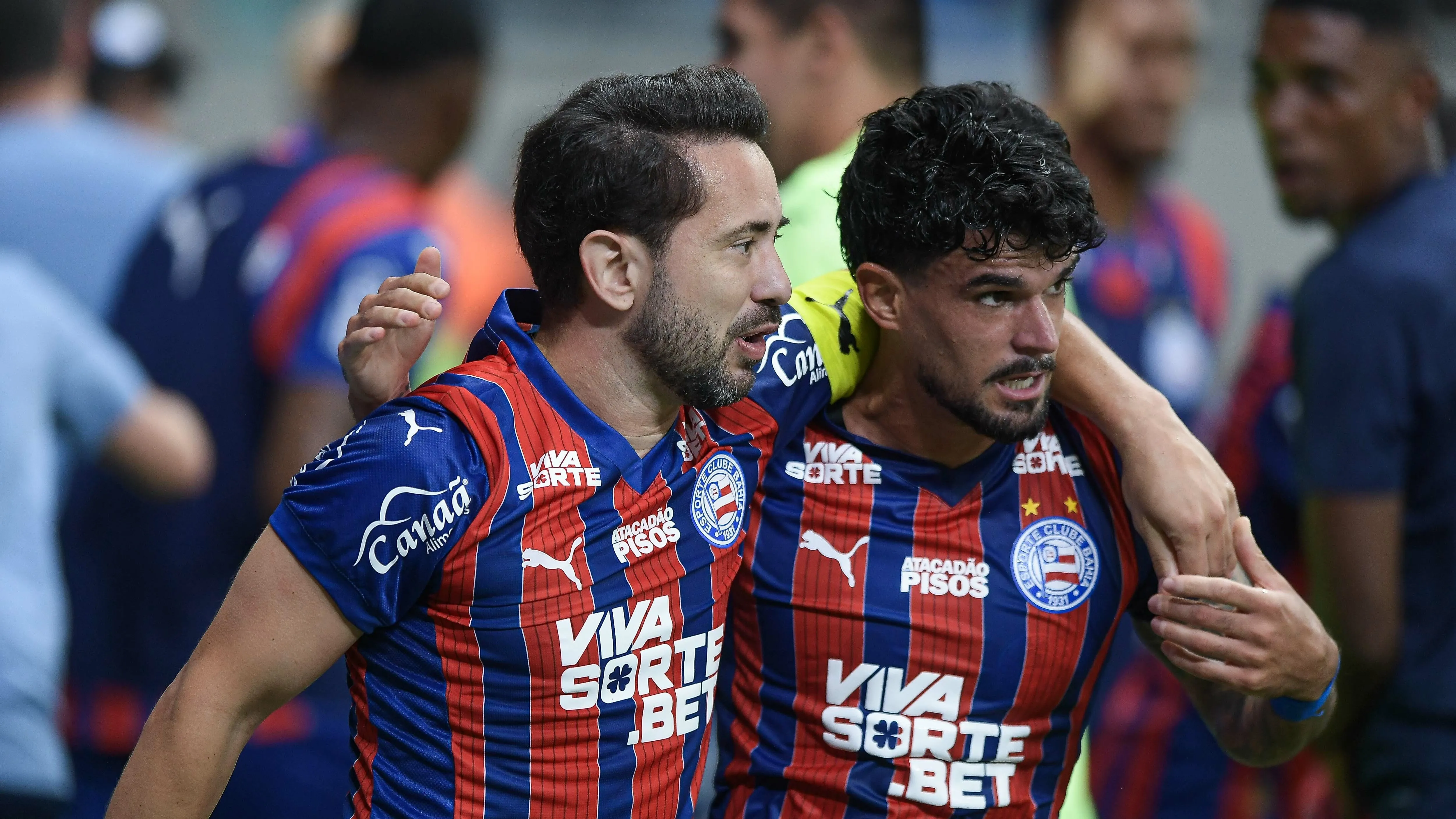 Everton Ribeiro e Cauly. Foto: Jhony Pinho/AGIF