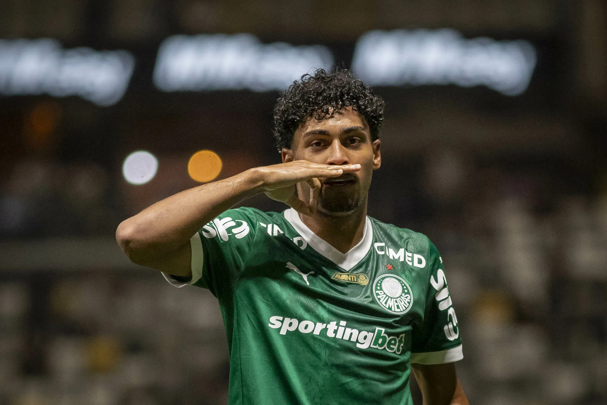 Luighi se aproxima do Galo – Foto: Fernando Moreno/AGIF.