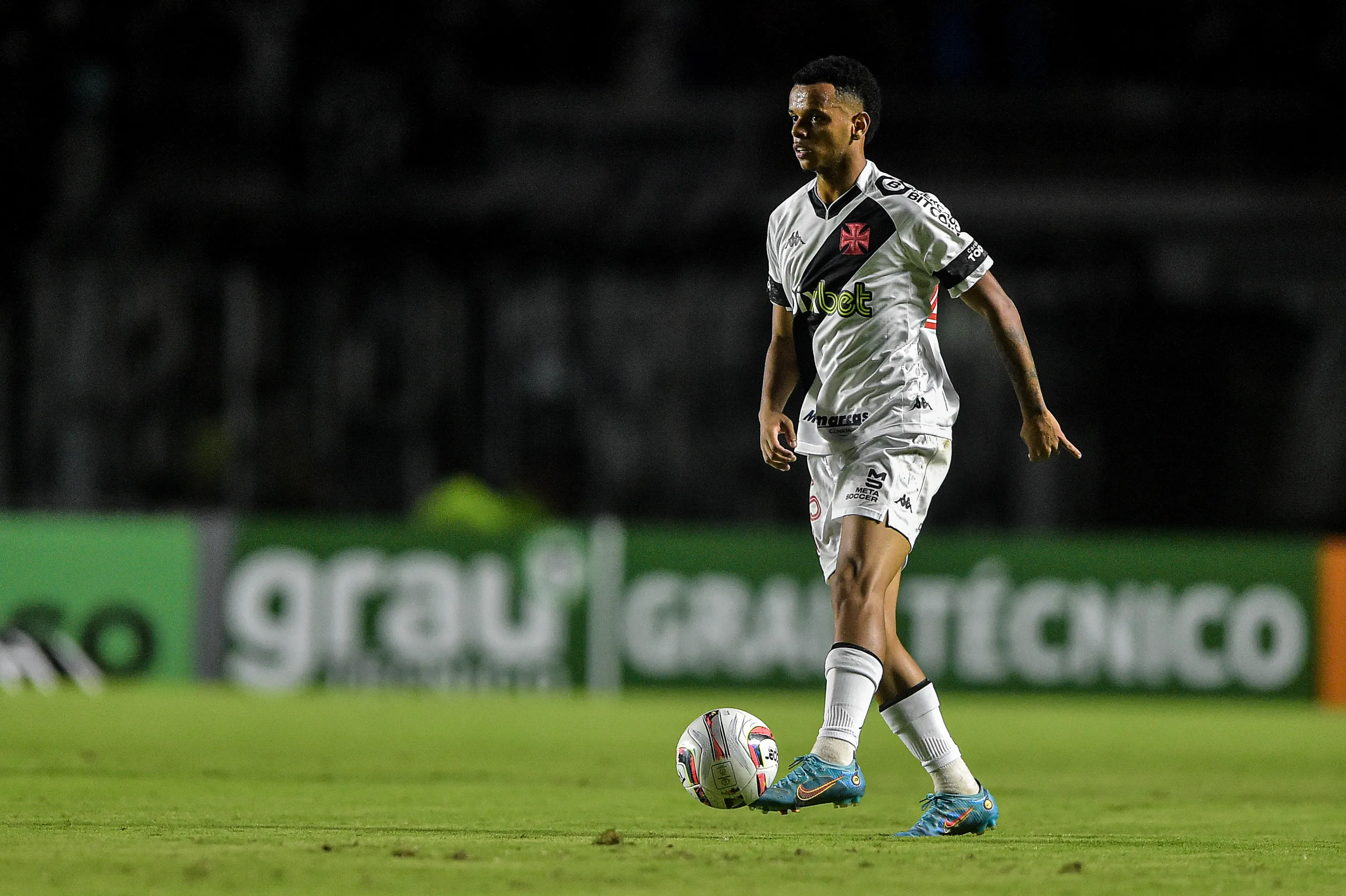Riquelme atuando no Vasco em 2022 – Foto: Thiago Ribeiro/AGIF