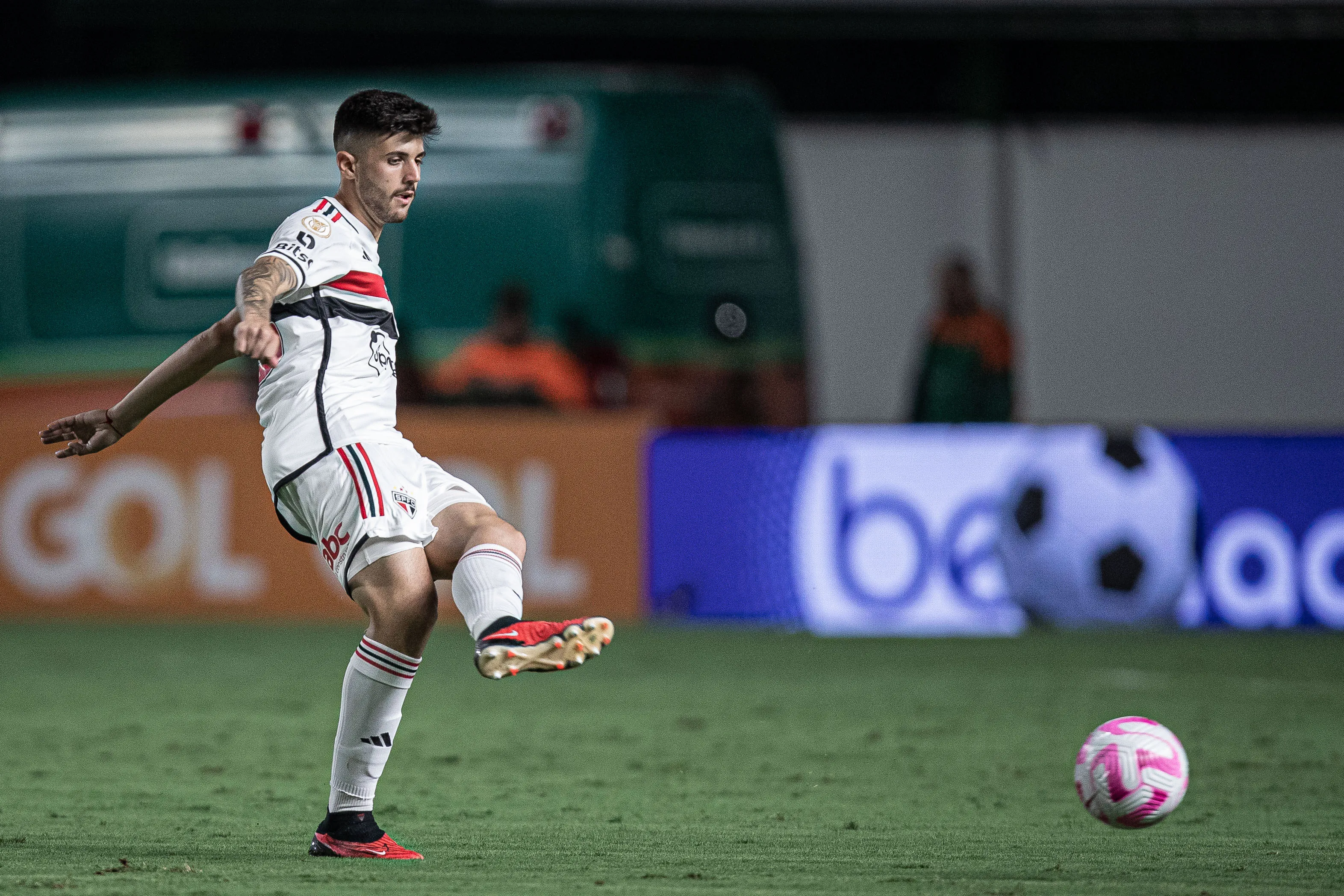 GO – GOIANIA – 18/10/2023 – BRASILEIRO A 2023, GOIAS X SAO PAULO – Lucas Beraldo jogador do Sao Paulo durante partida contra o Goias no estadio Serrinha pelo campeonato Brasileiro A 2023. Foto: Heber Gomes/AGIF