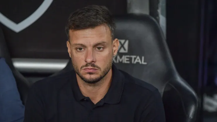 Martín Anselmi técnico do Botafogo durante partida contra o Cruzeiro no estádio Engenhão pelo campeonato Brasileiro A 2026. Foto: Thiago Ribeiro/AGIF