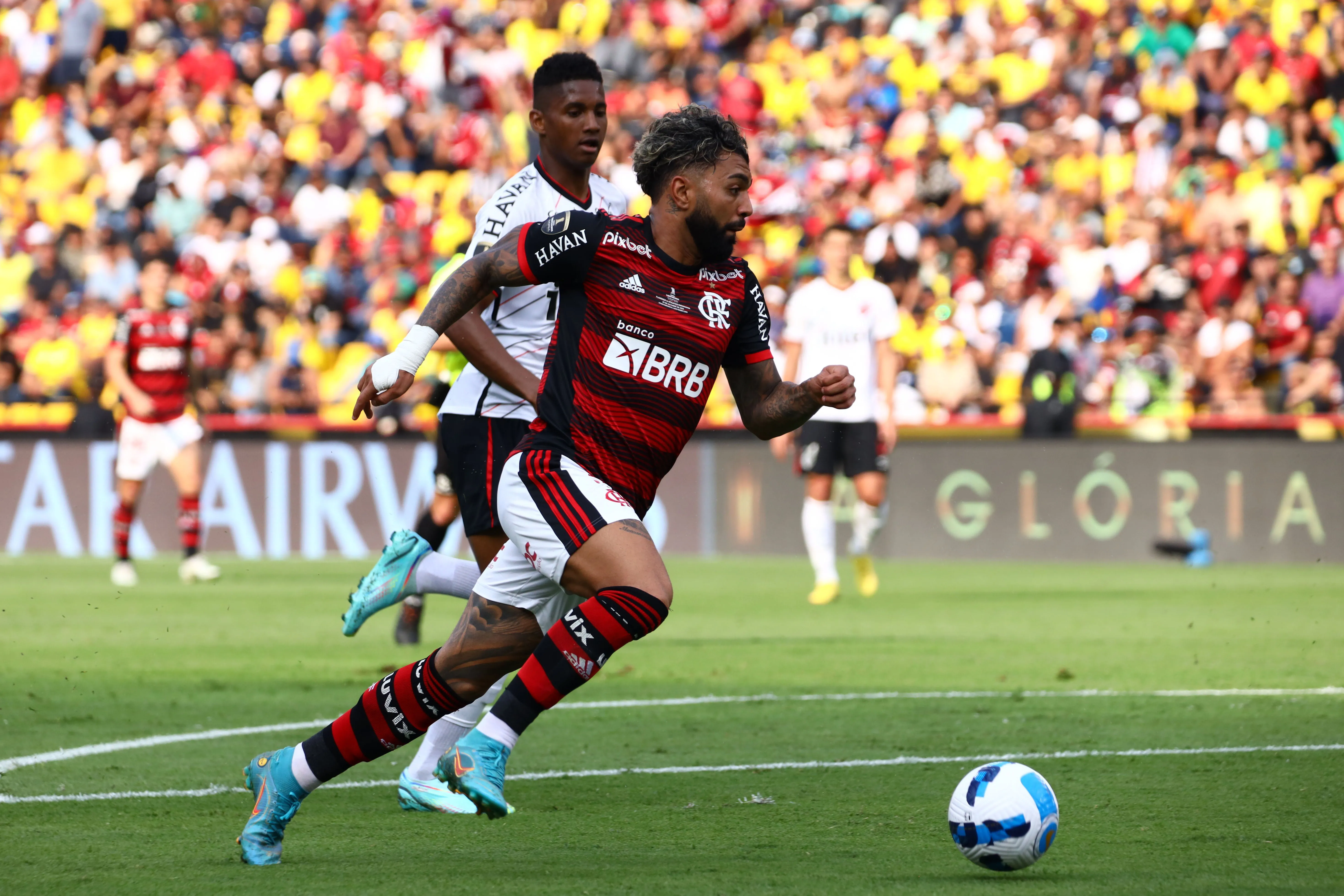SP – Sao Paulo – 29/10/2022 – LIBERTADORES 2022 FINAL, FLAMENGO X ATHLETICO-PR – Gabigol ogador do Flamengo durante partida contra o Athletico-PR no estadio Monumental de Guayaquil pelo campeonato Copa Libertadores 2022. Foto: API/AGIF