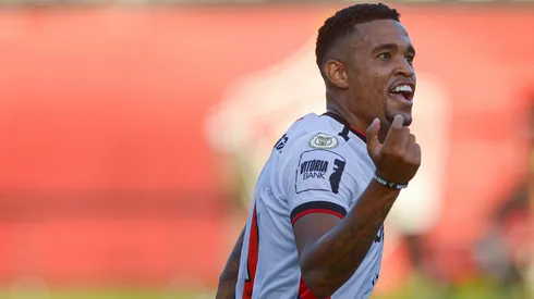 Alerrandro jogador do Vitoria comemora seu gol com jogadores do seu time durante partida contra o Corinthians no estádio Barradão pelo campeonato Brasileiro A 2024. Foto: Jhony Pinho/AGIF