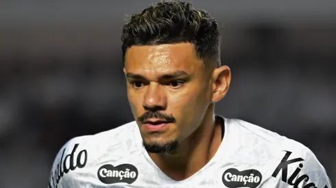 Tiquinho durante confronto entre Santos e São Paulo no Brasileirão de 2025.