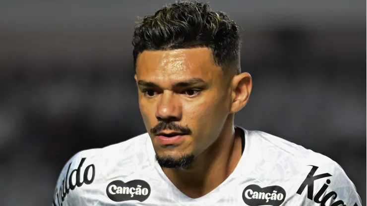 Tiquinho durante confronto entre Santos e São Paulo no Brasileirão de 2025.