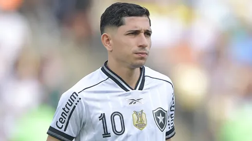 Savarino durante confronto entre Botafogo e Fluminense no Brasileirão de 2025.