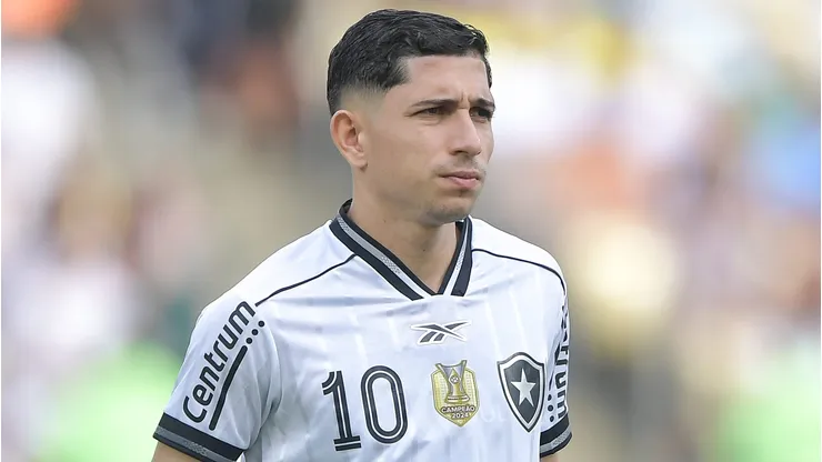 Savarino durante confronto entre Botafogo e Fluminense no Brasileirão de 2025.