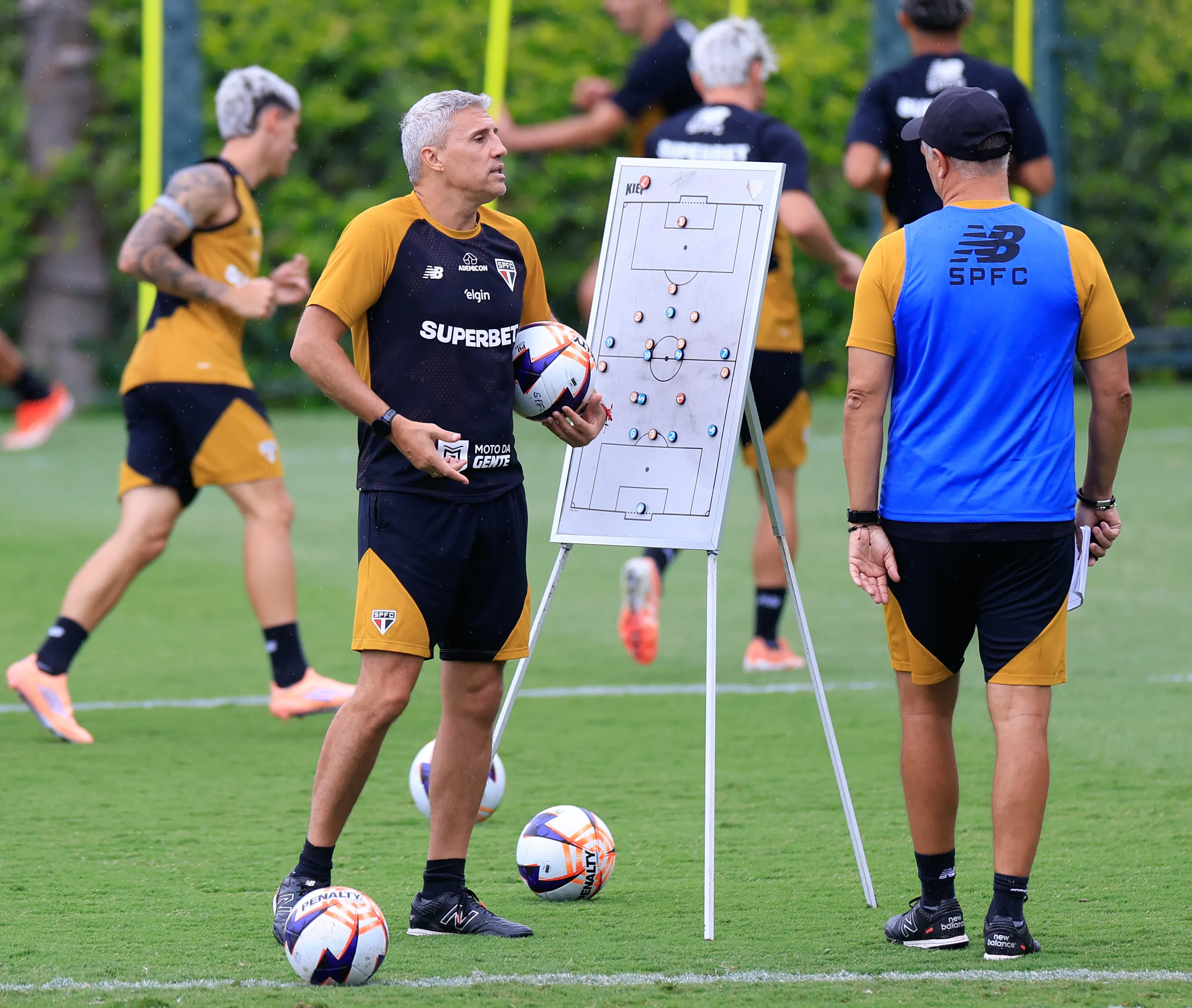 Hernan Crespo, técnico do São Paulo, durante treino no Centro de Treinamento CT Barra Funda. Foto: Marcello Zambrana/AGIF