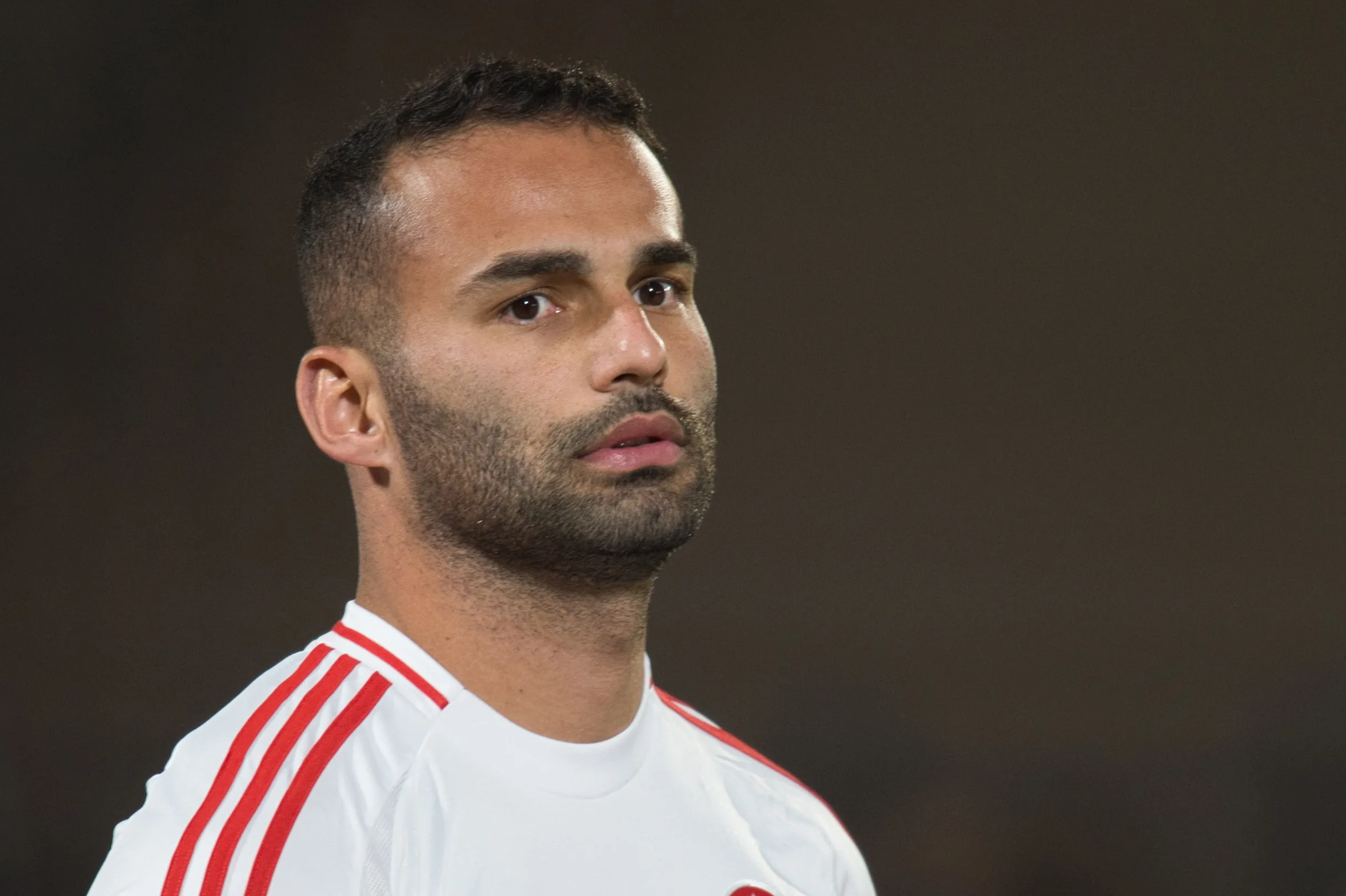 Thiago Maia jogador do Internacional durante execucao do hino nacional antes da partida contra o Bragantino no estadio Cicero De Souza Marques pelo campeonato Brasileiro A 2025. Foto: Anderson Romao/AGIF