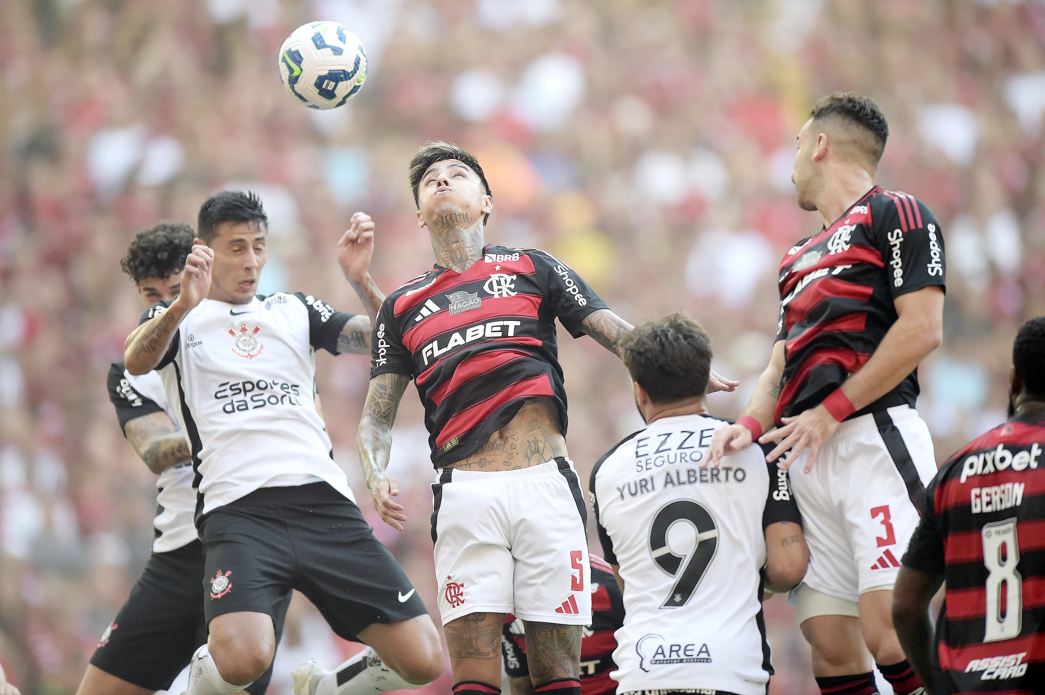 Pulgar jogador do Flamengo disputa lance com Breno Bidon jogador do Corinthians durante partida no estadio Maracana pelo campeonato Brasileiro A 2025. Foto: Alexandre Loureiro/AGIF