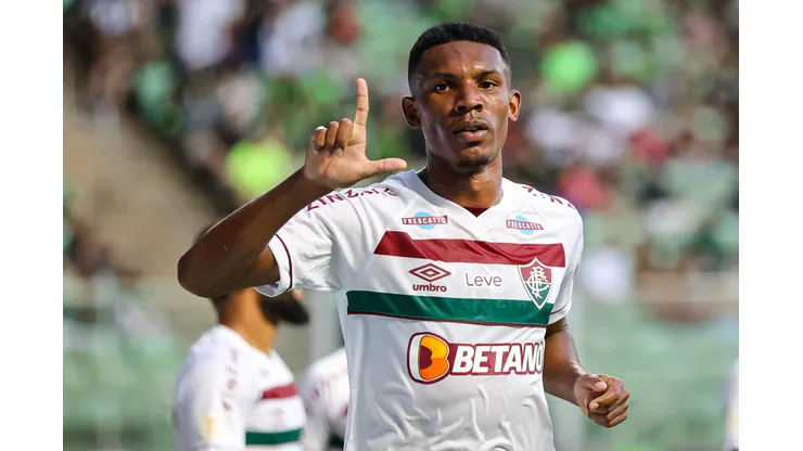 Lelê com a camisa do Fluminense