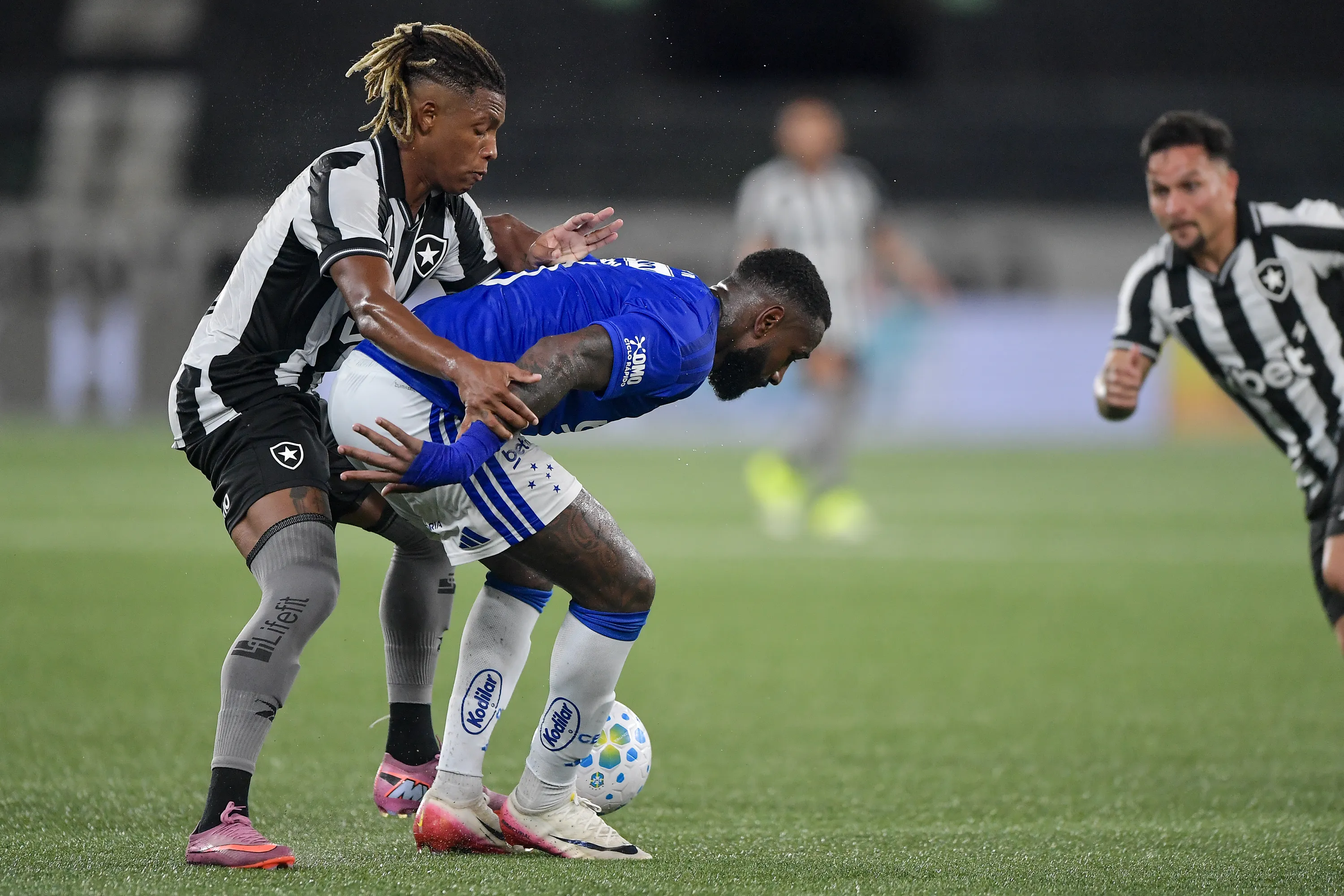 Gerson jogador do Cruzeiro durante partida contra o Botafogo no estadio Engenhao pelo campeonato Brasileiro A 2026. Foto: Thiago Ribeiro/AGIF
