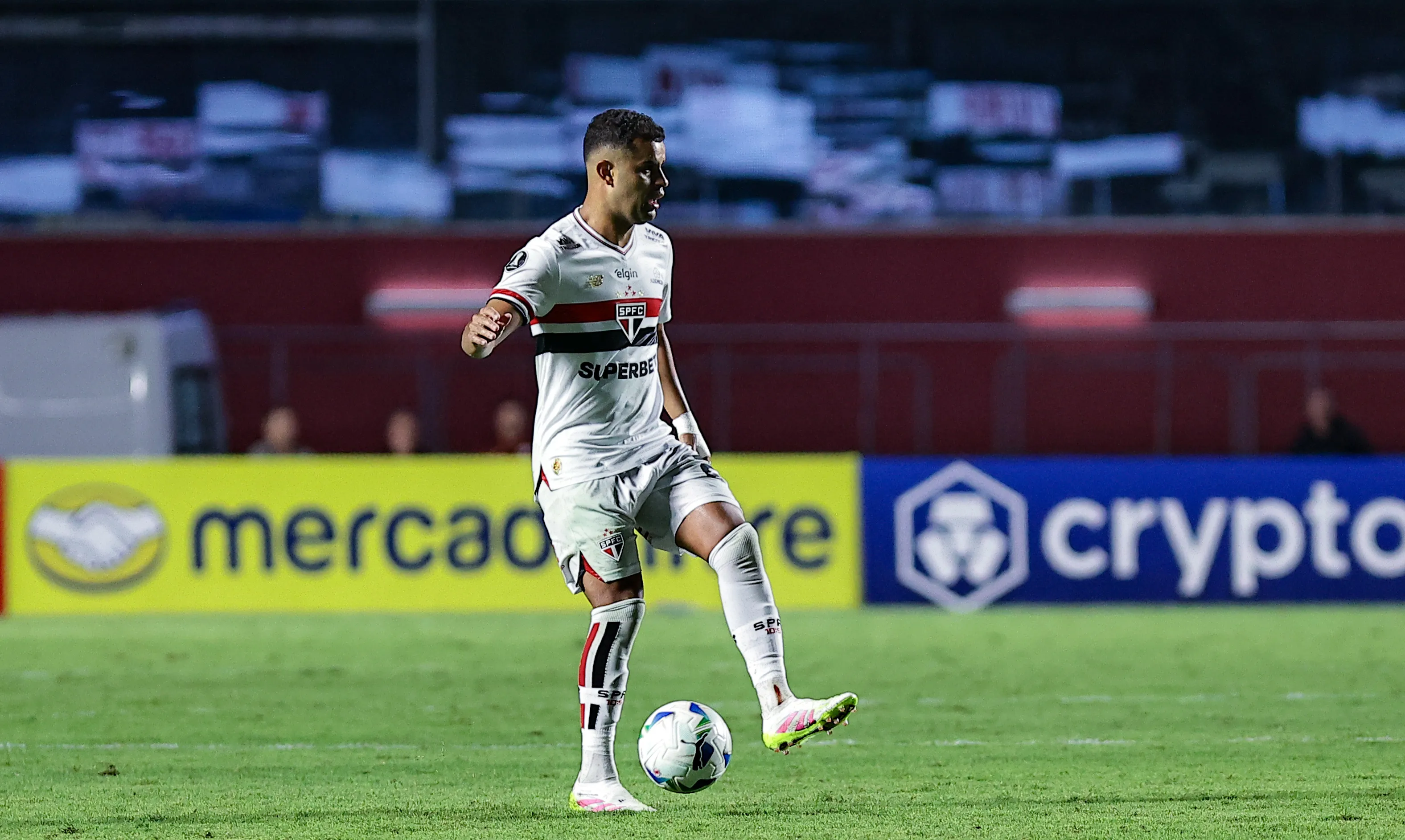 Alisson atuando no São Paulo – Foto: Fabio Giannelli/AGIF