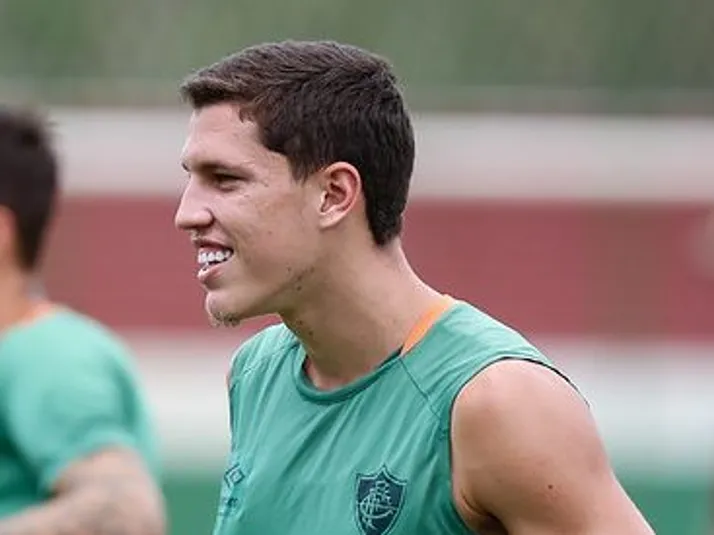 CRB prepara oferta para o Fluminense por Davi Schuindt; diretoria analisa proposta