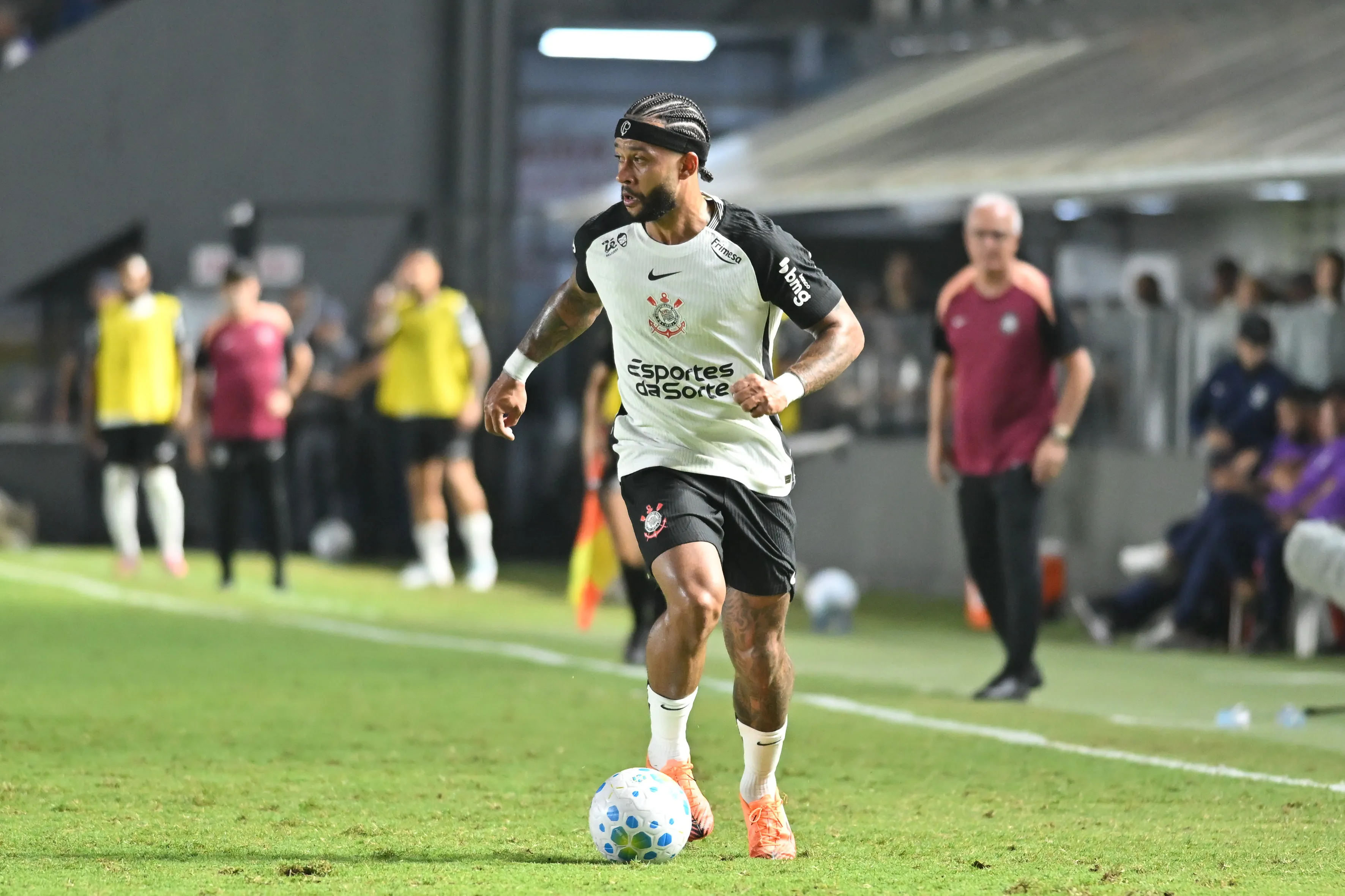 Memphis Depay atuando no Corinthians em 2026 – Foto: Jota Erre/AGIF