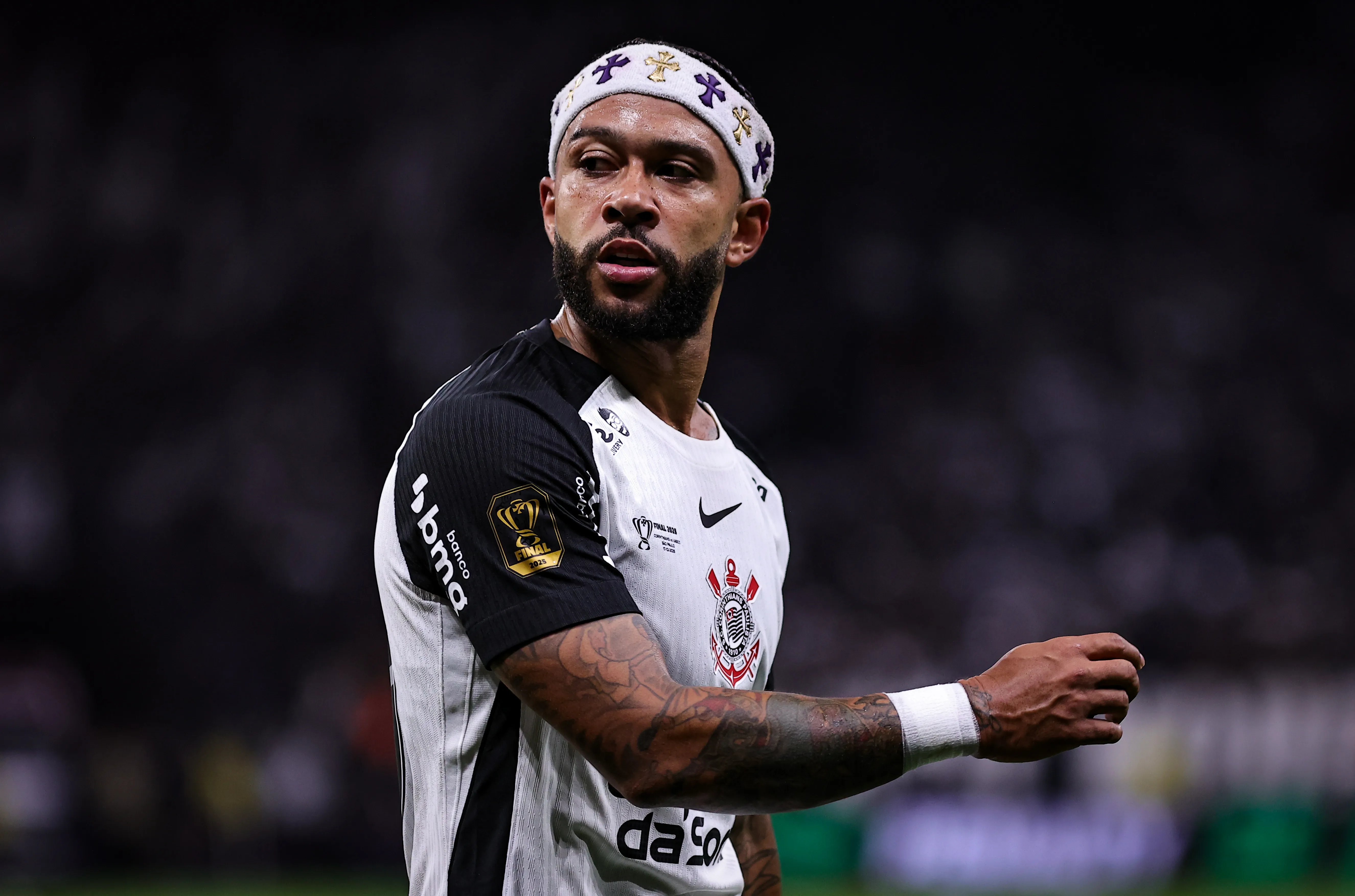 Memphis Depay durante partida contra o Vasco na Copa do Brasil de 2025. Foto: Fabio Giannelli/AGIF