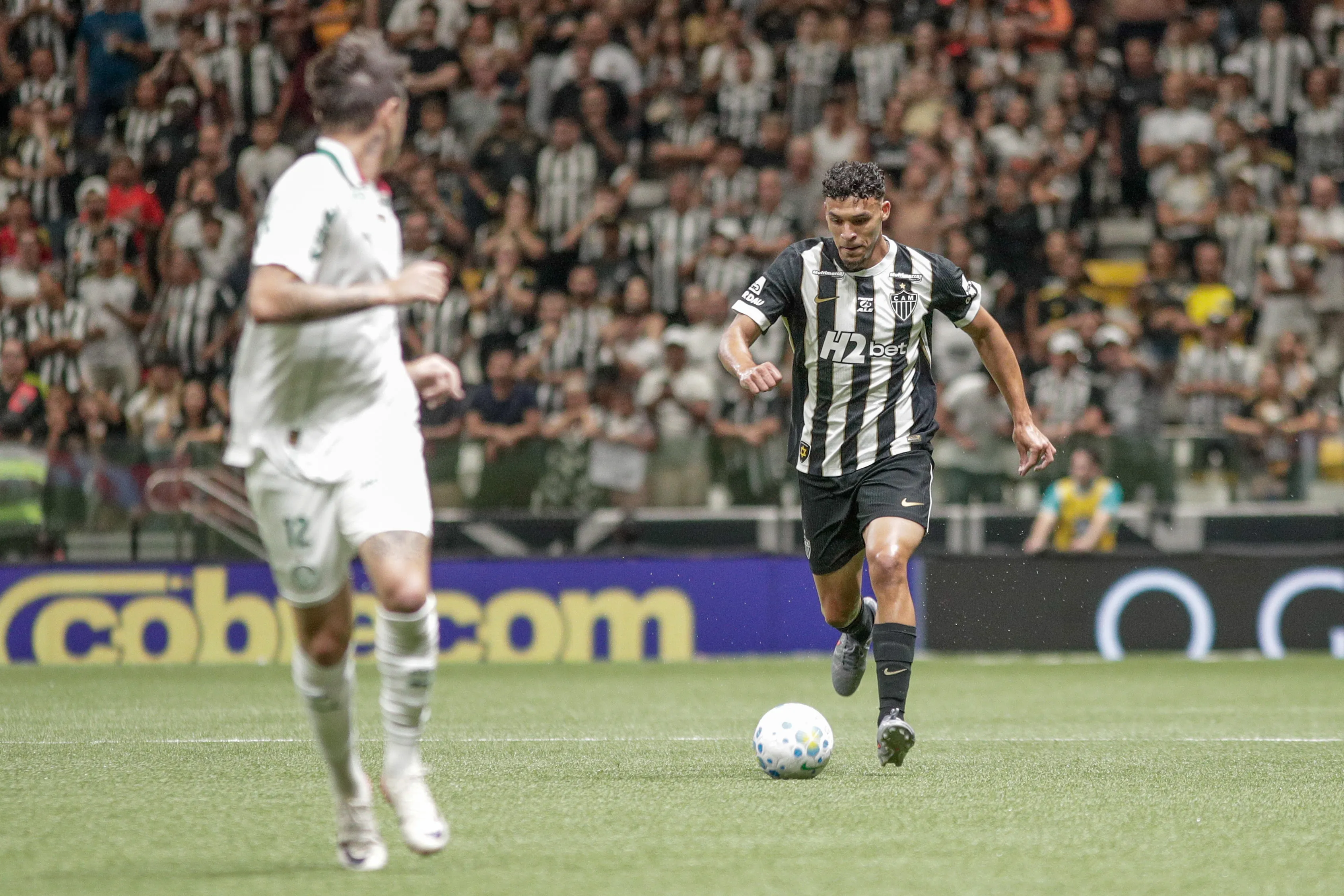 Victor Hugo jogador do Atletico durante partida contra o Palmeiras no estadio Arena MRV pelo campeonato Brasileiro A 2026. Foto: Fernando Moreno/AGIF