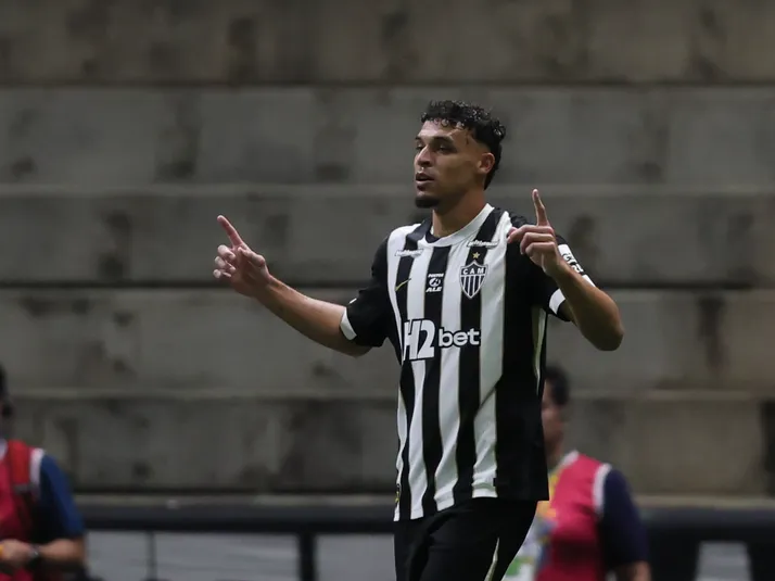 Victor Hugo relembra clássico com Cruzeiro e se rende à torcida do Atletico-MG