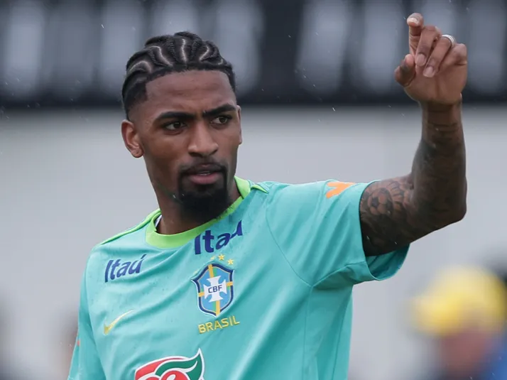 Alexsandro, alvo do Flamengo, pode voltar ao Brasil e fechar com o Palmeiras