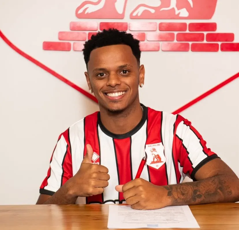 Riquelme assinando com o Panserraikos. Reprodução (Panserraikos)