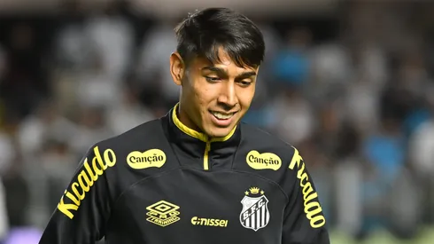 Alexis Duarte jogador do Santos durante aquecimento antes da partida contra o Vitoria no estadio Vila Belmiro pelo campeonato Brasileiro A 2025. Foto: Jota Erre/AGIF