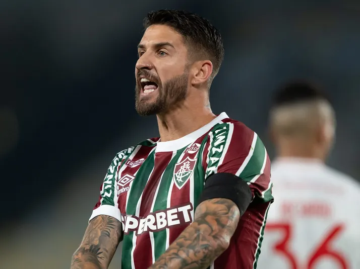 Athletico-PR mostra interesse na contratação de Everaldo