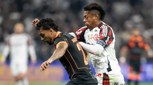 Matheus Bidu jogador do Corinthians disputa lance com BRUNO HENRIQUE jogador do Flamengo durante partida no estadio Arena Corinthians pelo campeonato Brasileiro A 2025. Foto: Joisel Amaral/AGIF