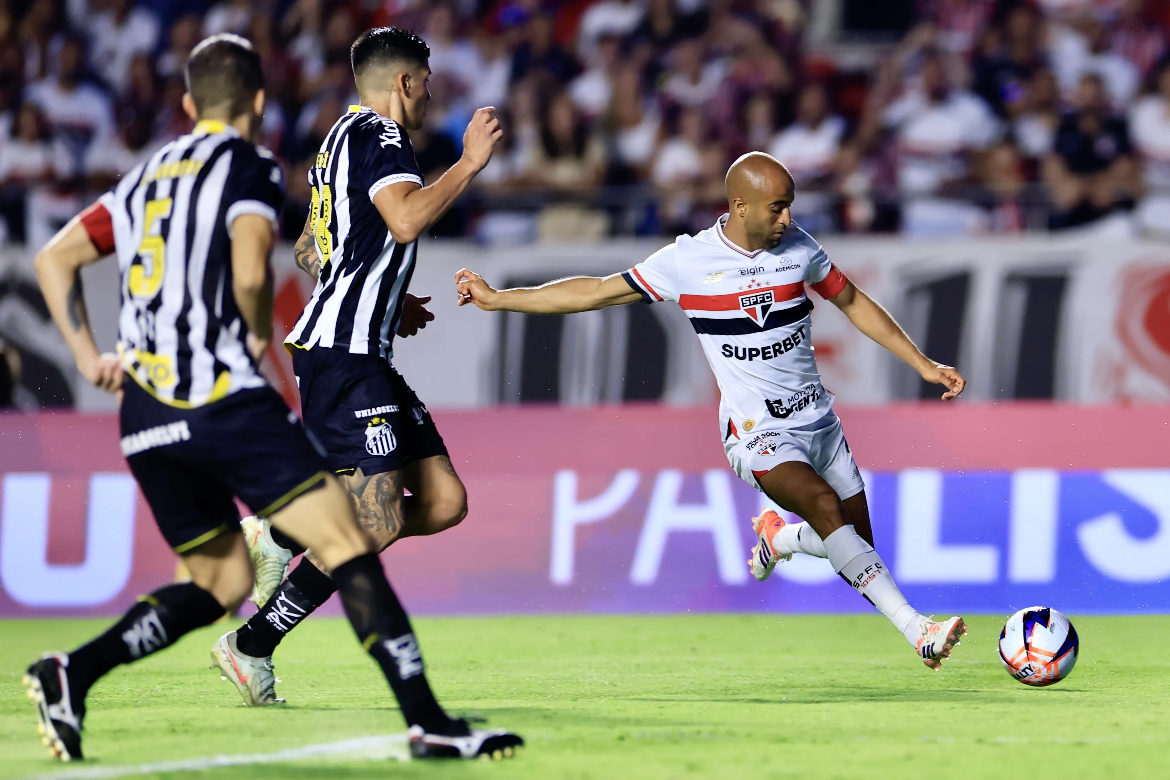 Lucas jogador do Sao Paulo durante partida contra o Santos no estadio Morumbi pelo campeonato Paulista 2026. Foto: Marcello Zambrana/AGIF