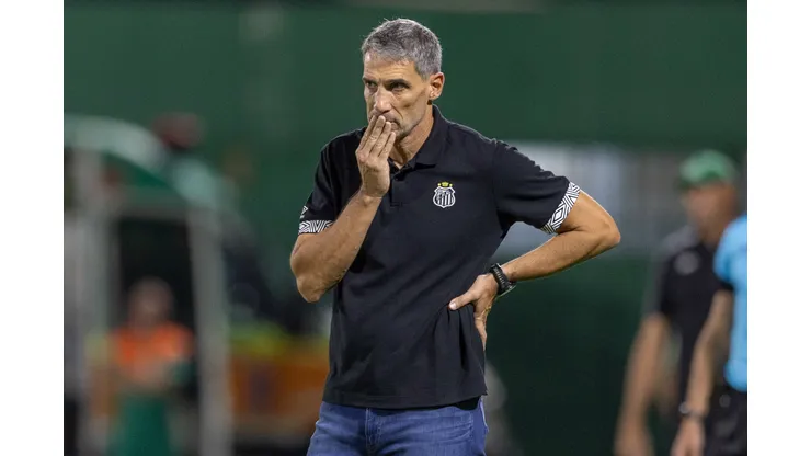 Juan Pablo Vojvoda tecnico do Santos durante partida contra o Chapecoense no estadio Arena Conda pelo campeonato Brasileiro A 2026. Foto: Liamara Polli/AGIF