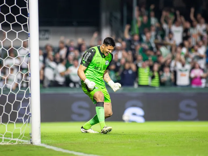 Pedro Rangel comenta gol inusitado pelo Coritiba no Paranaense