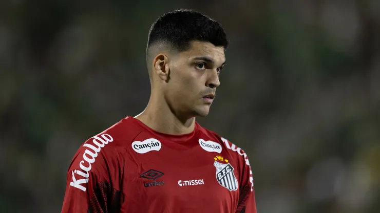 Gabriel Brazão jogador do Santos durante partida contra o Chapecoense no estádio Arena Conda pelo campeonato Brasileiro A 2026. Foto: Liamara Polli/AGIF