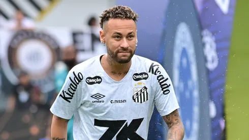 Neymar Jr jogador do Santos durante aquecimento antes da partida contra o Cruzeiro no estádio Vila Belmiro pelo campeonato Brasileiro A 2025. Foto: Jota Erre/AGIF