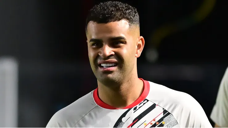 Alisson durante confronto contra o Santos no Campeonato Brasileiro de 2025.