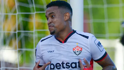 Alerrandro durante partida contra o Corinthians no Brasileirão de 2024.