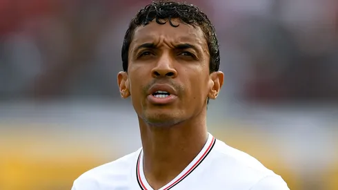 Luiz Gustavo durante confronto entre São Paulo e Vitória no Brasileirão de 2025.