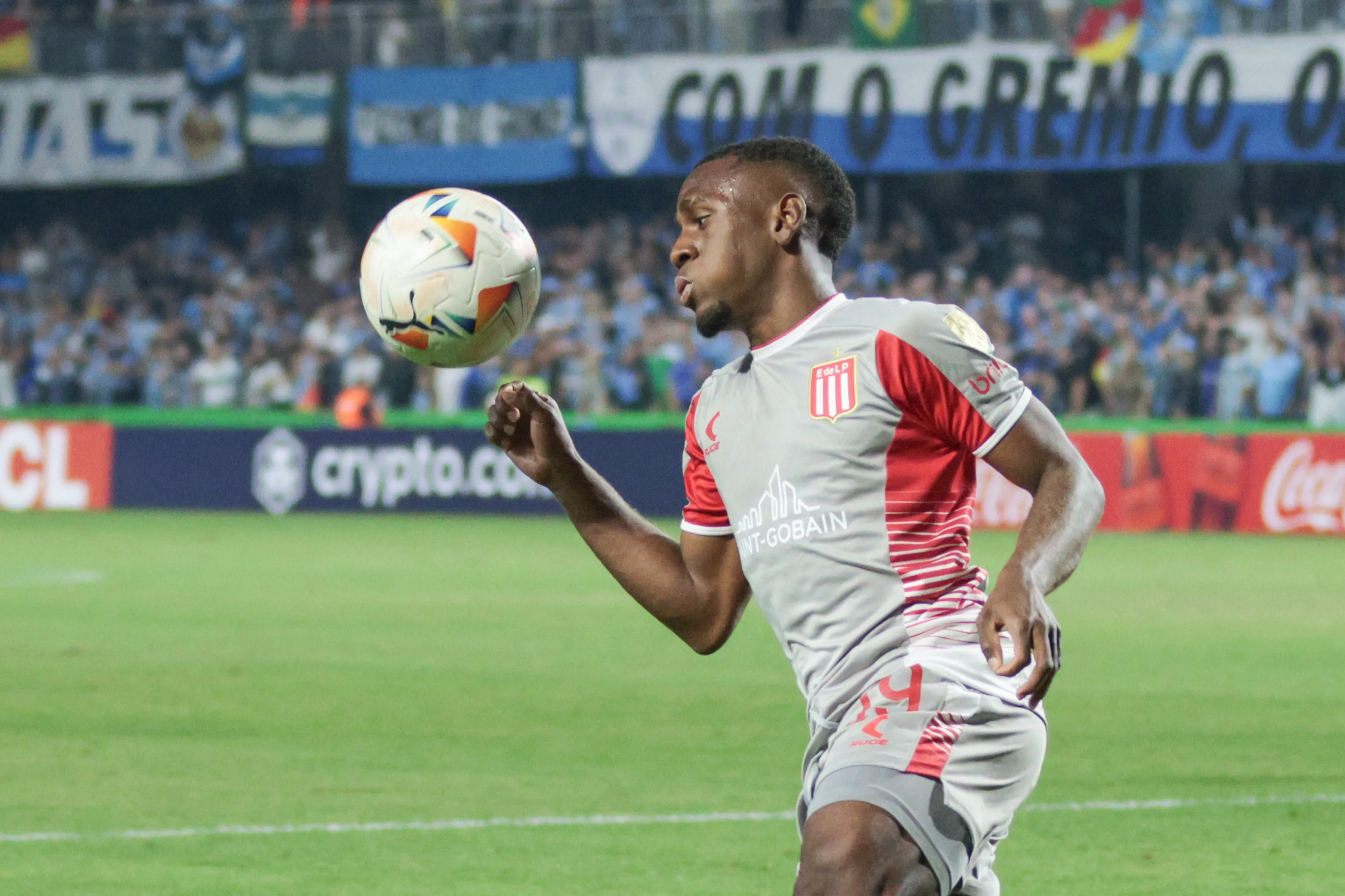 Edwuin Cetre jogador do Estudiantes durante partida contra o Gremio no estadio Couto Pereira pelo campeonato Copa Libertadores 2024. Foto: Robson Mafra/AGIF