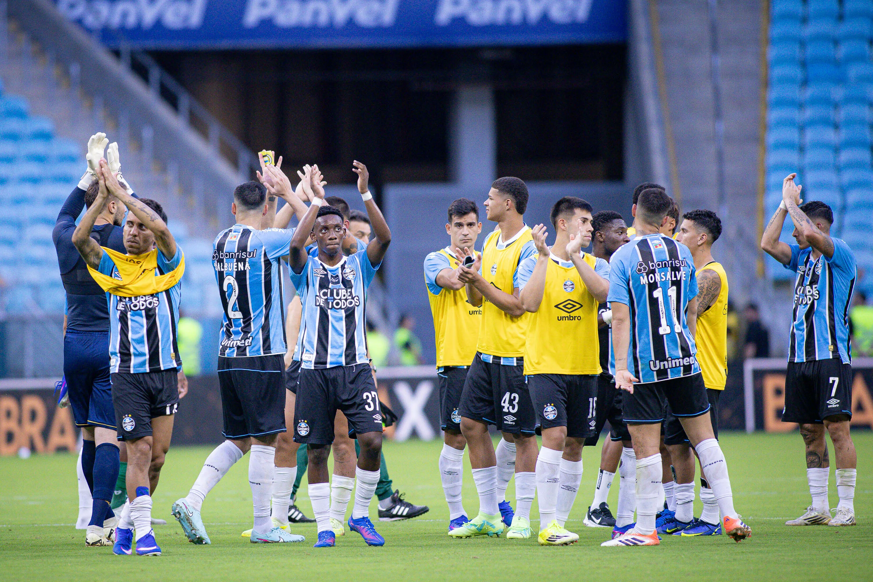Jogadores do Gremio agradecem a torcida ao final da partida contra o Juventude no estadio Arena do Gremio pelo campeonato Gaucho 2026. Foto: Maxi Franzoi/AGIF