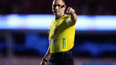 O arbitro Joao Vitor Gobi durante partida entre Sao Paulo e Santos no estadio Morumbi pelo campeonato Paulista 2026. Foto: Marcello Zambrana/AGIF
