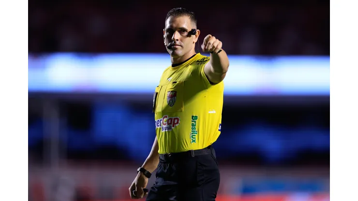 O arbitro Joao Vitor Gobi durante partida entre Sao Paulo e Santos no estadio Morumbi pelo campeonato Paulista 2026. Foto: Marcello Zambrana/AGIF