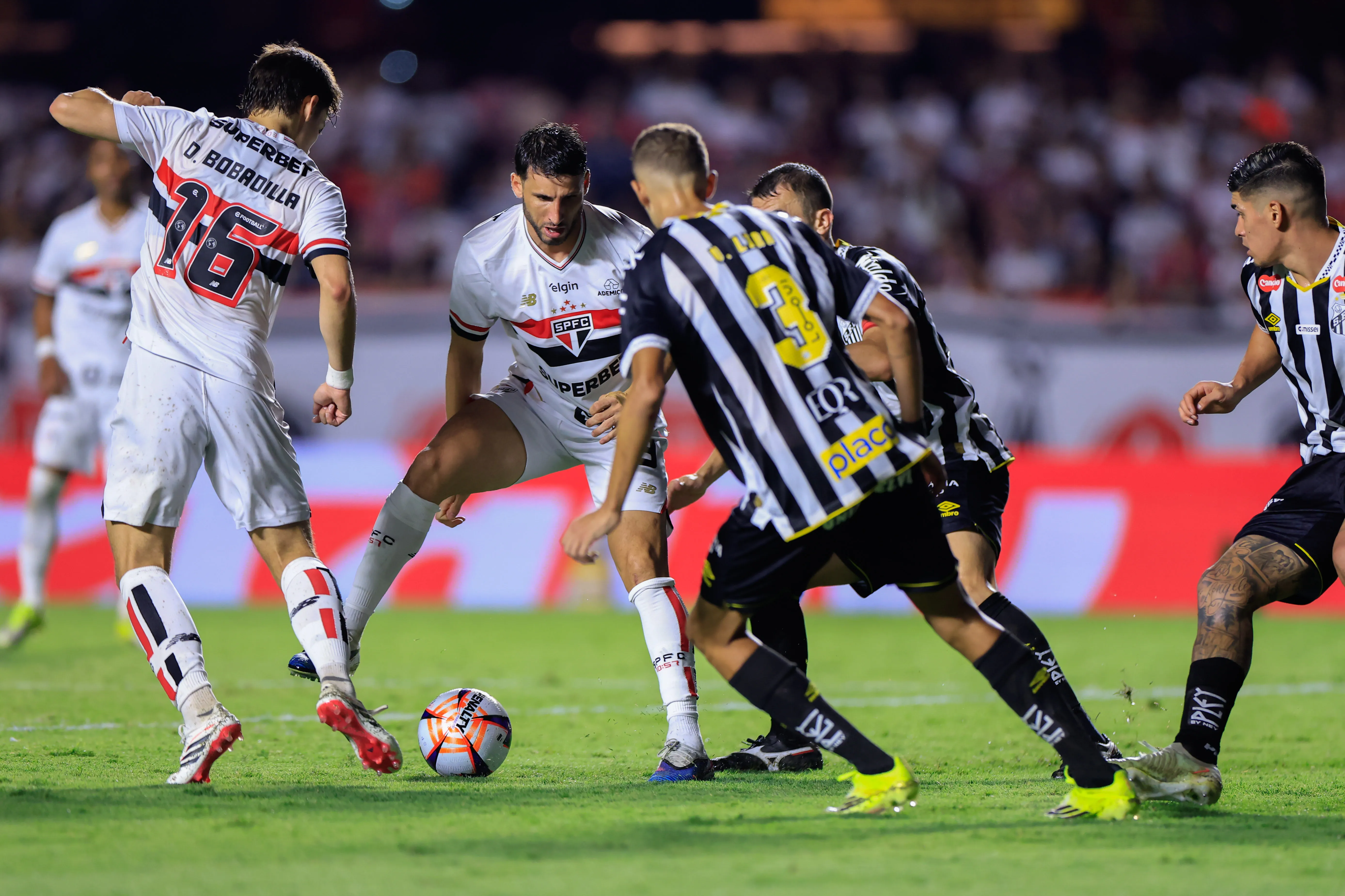 Calleri jogador do Sao Paulo disputa lance com Joao Schimidt jogador do Santos durante partida no estadio Morumbi pelo campeonato Paulista 2026. Foto: Marcello Zambrana/AGIF